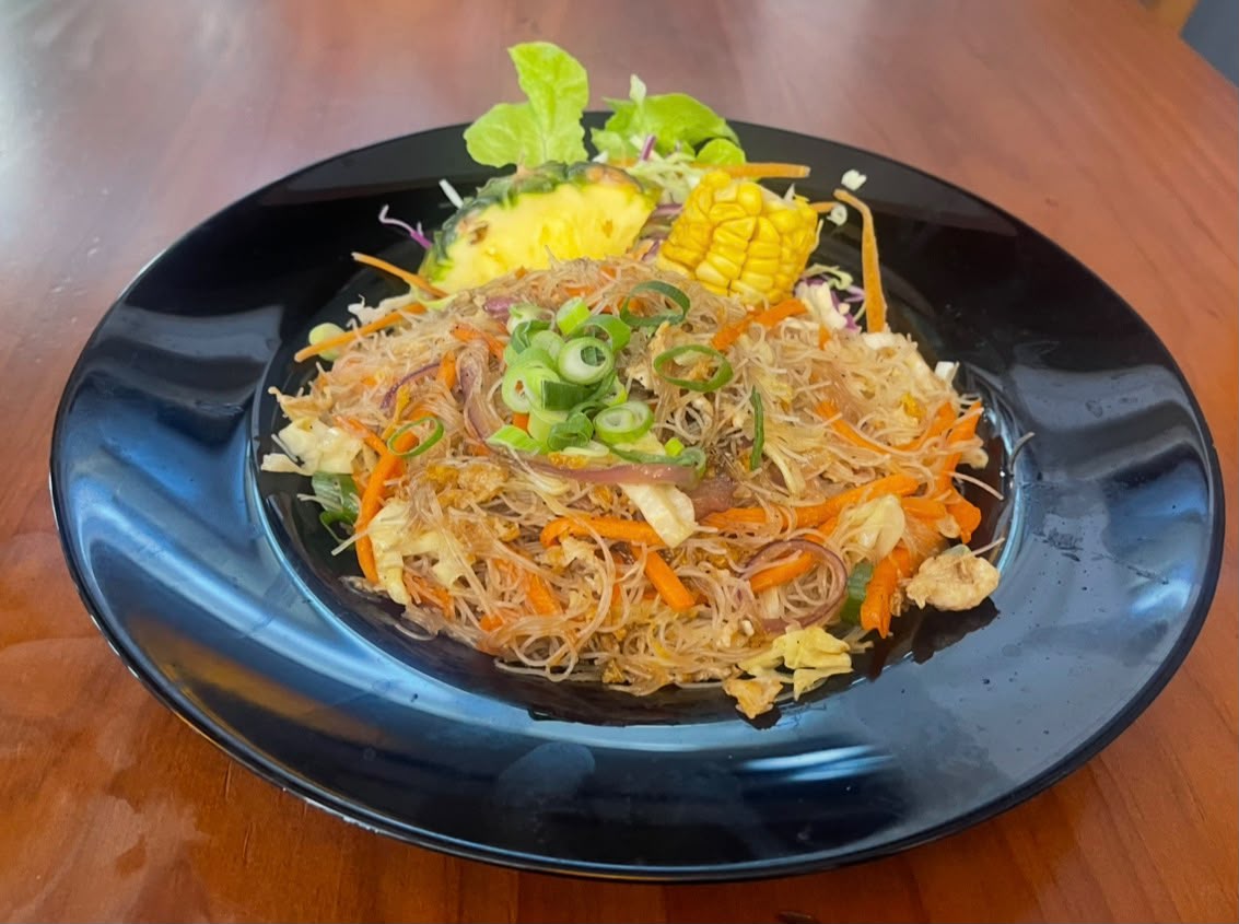 Caribbean rice noodles with vegetables and pineapple